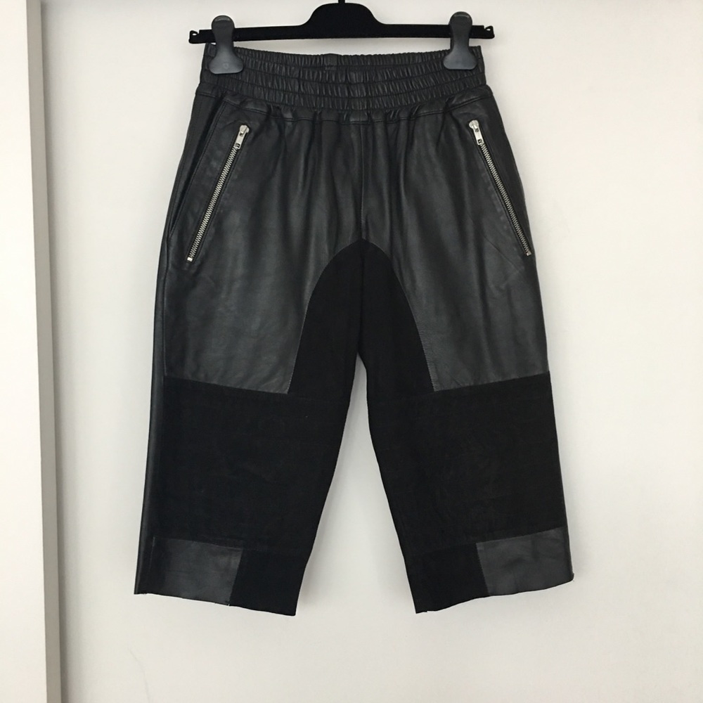 OAK men’s leather Capri- shorts. Size XS